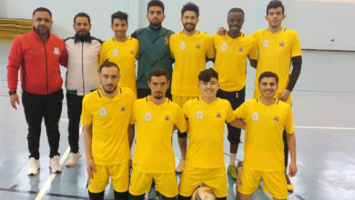 صورة كأس المركز الأول لفريق الجامعة في بطولة الكليات الجامعية