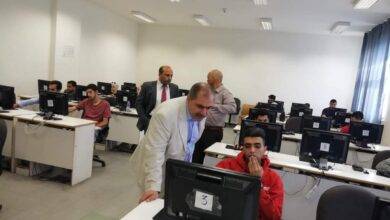 صورة رئيس الجامعة يتفقد قاعات امتحان الكفاءة الجامعية