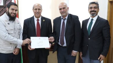 صورة جامعة الطفيلة التقنية تتسلَّم درعًا تكريميًا من مديرية تربية المزار الجنوبي تقديرًا لدورها في إنجاح – مسابقة الجنوب للابتكار والروبوت 2025