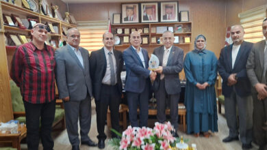 Photo of جامعة الطفيلة التقنية تكرّم معلمي الطفيلة في يوم المعلم وتُهدي درع الجامعة لمديرية التربية والتعليم